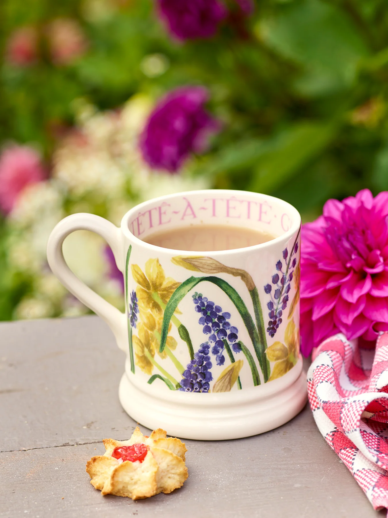 Tête-à-Tête and Hyacinth Stoneware Mug Botanical Design - Image 2