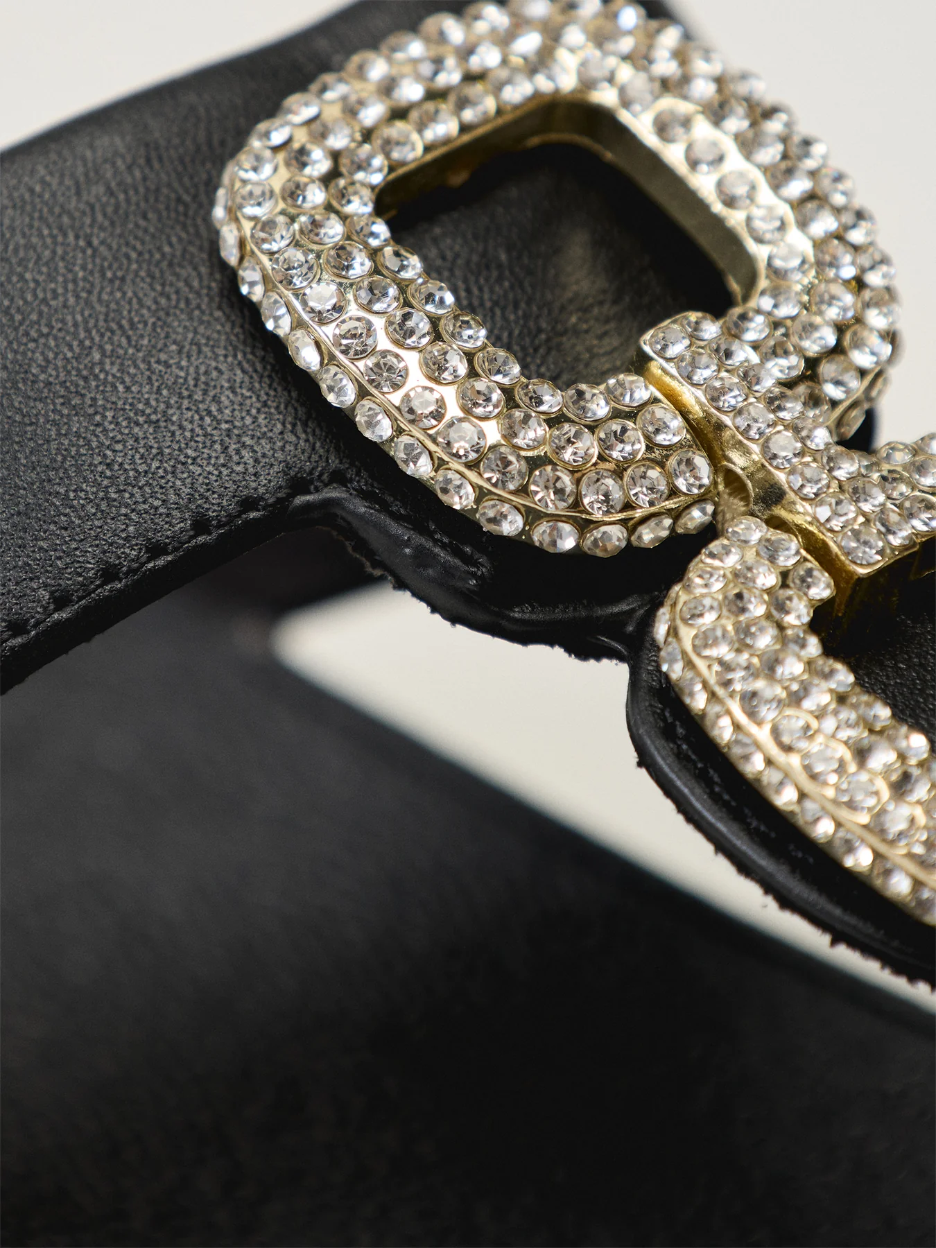 Fino Crystal-Chain Leather Toe-Post Sandals Black - Image 3