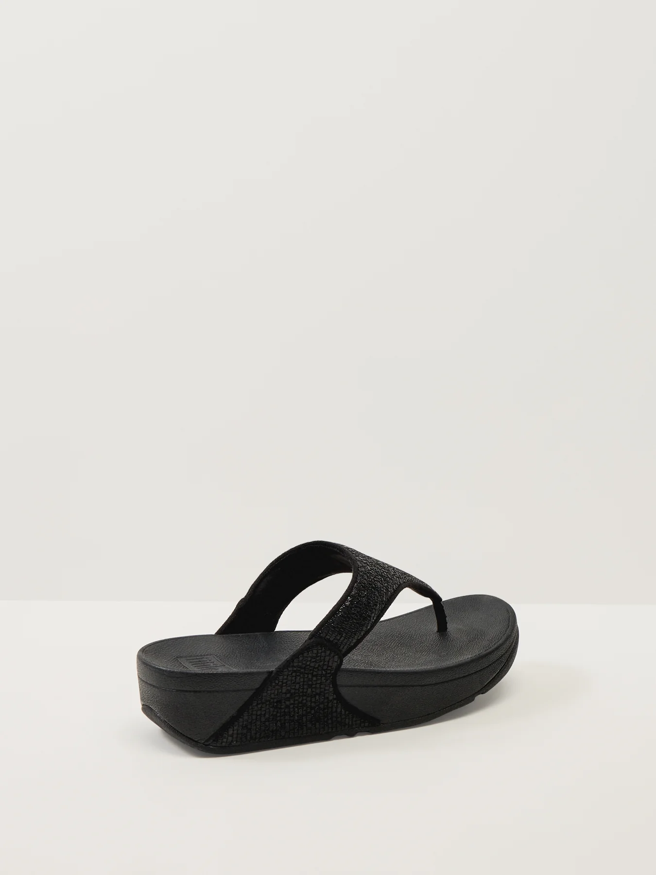 Lulu Crinkled-Shimmer Toe-Post Sandals Black - Image 2