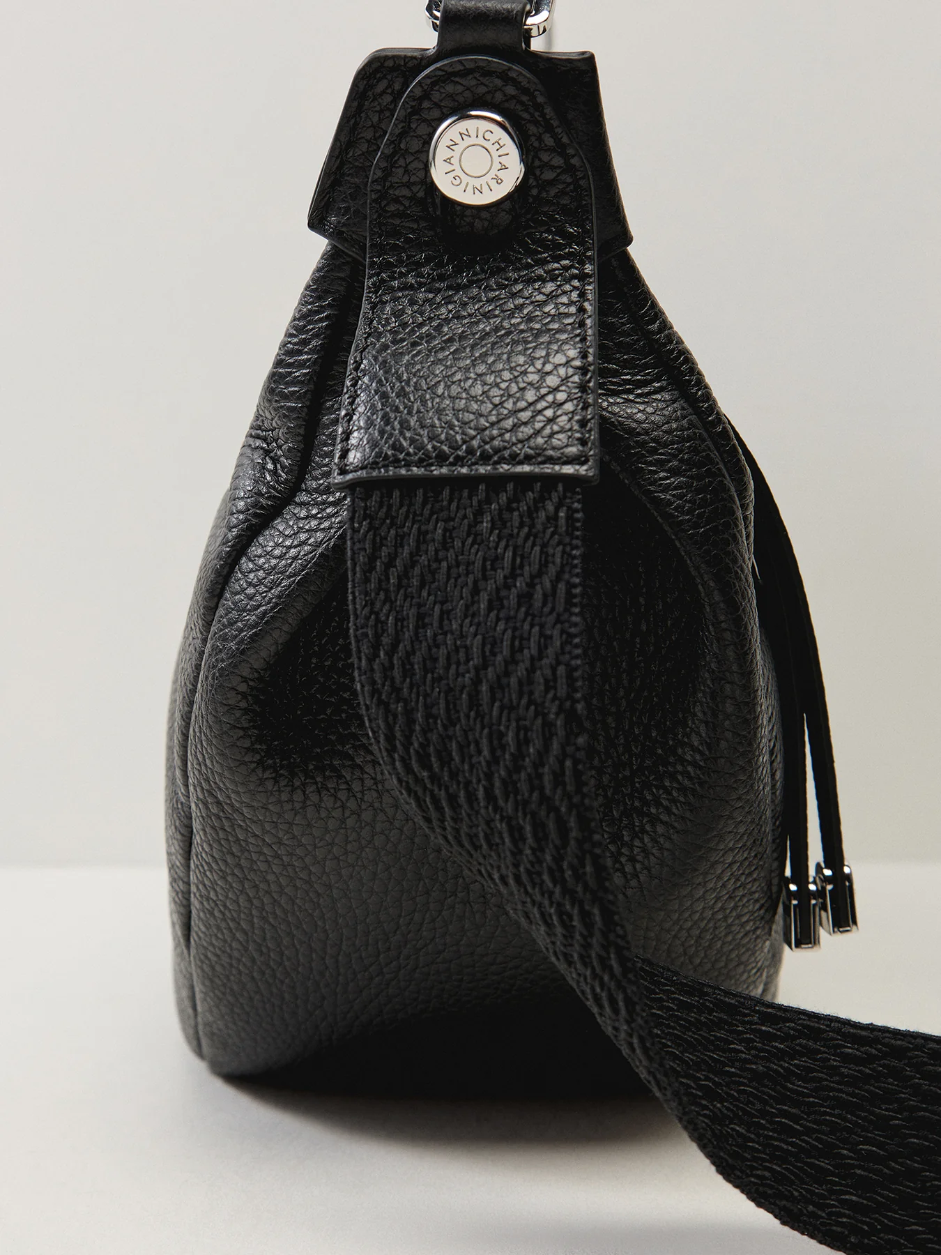 Aisha Crescent Crossbody Nero - Image 5