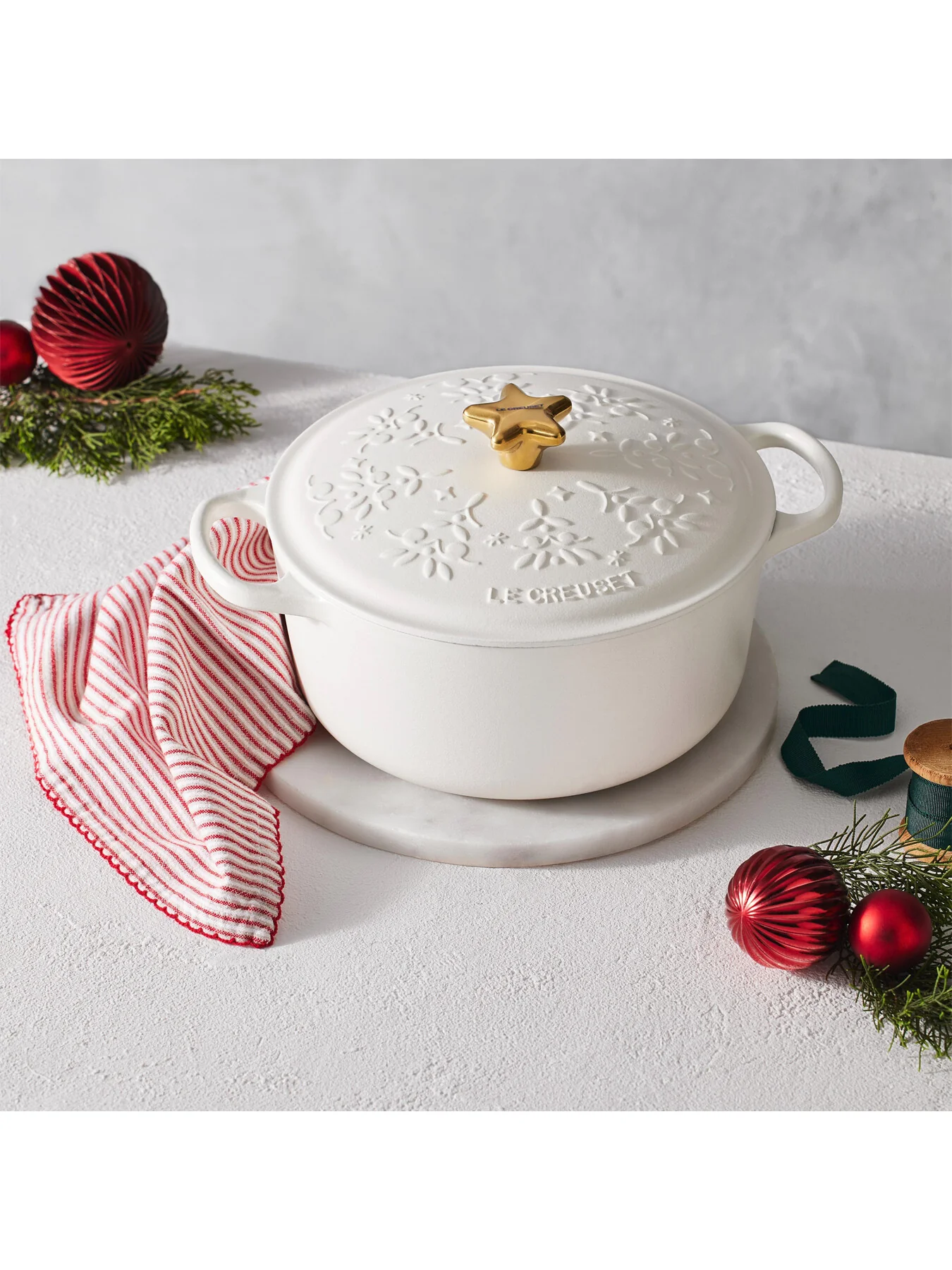 Cast Iron Round Casserole Noel Tree Relief - Image 6