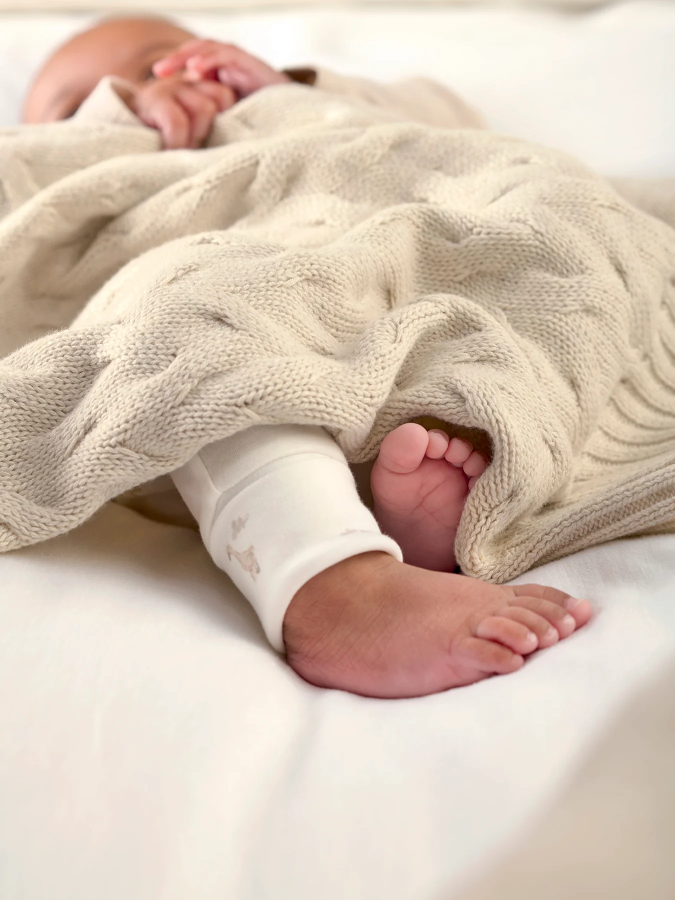 Knitted Duckling Print Cable Blanket - Image 4