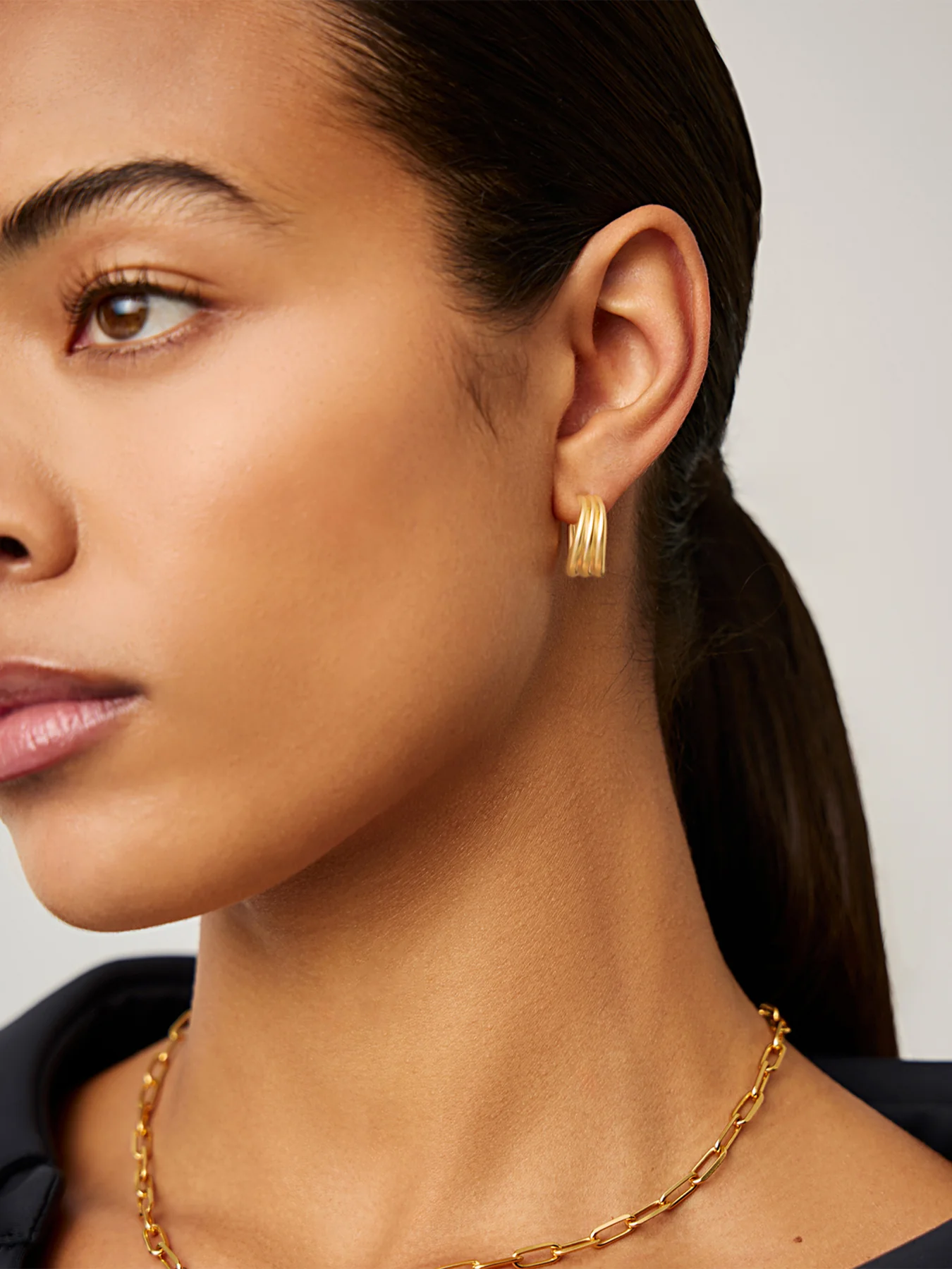 SAVI TRIPLE RIDGE HOOP EARRINGS - Image 2