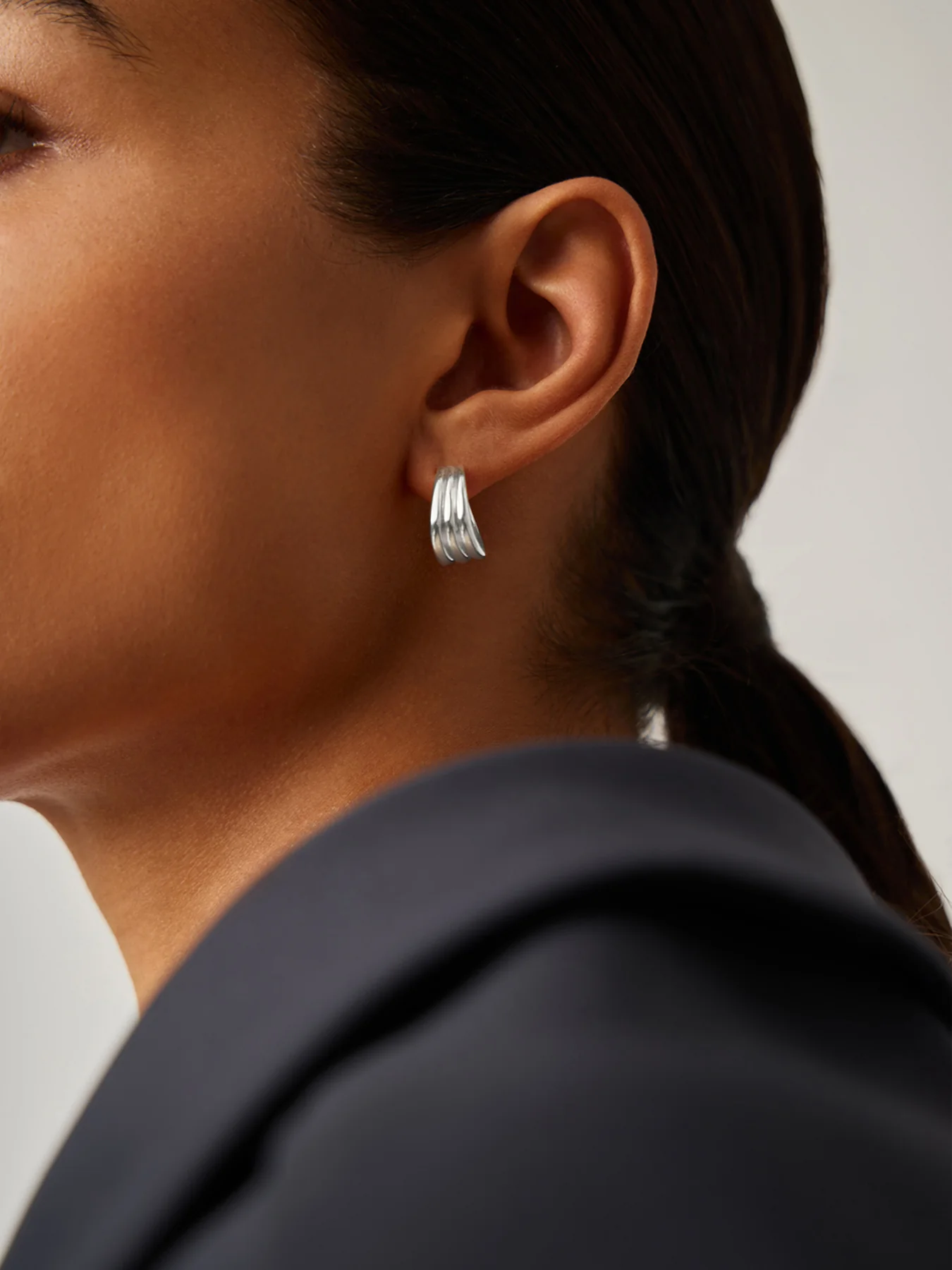SAVI TRIPLE RIDGE HOOP EARRINGS - Image 2