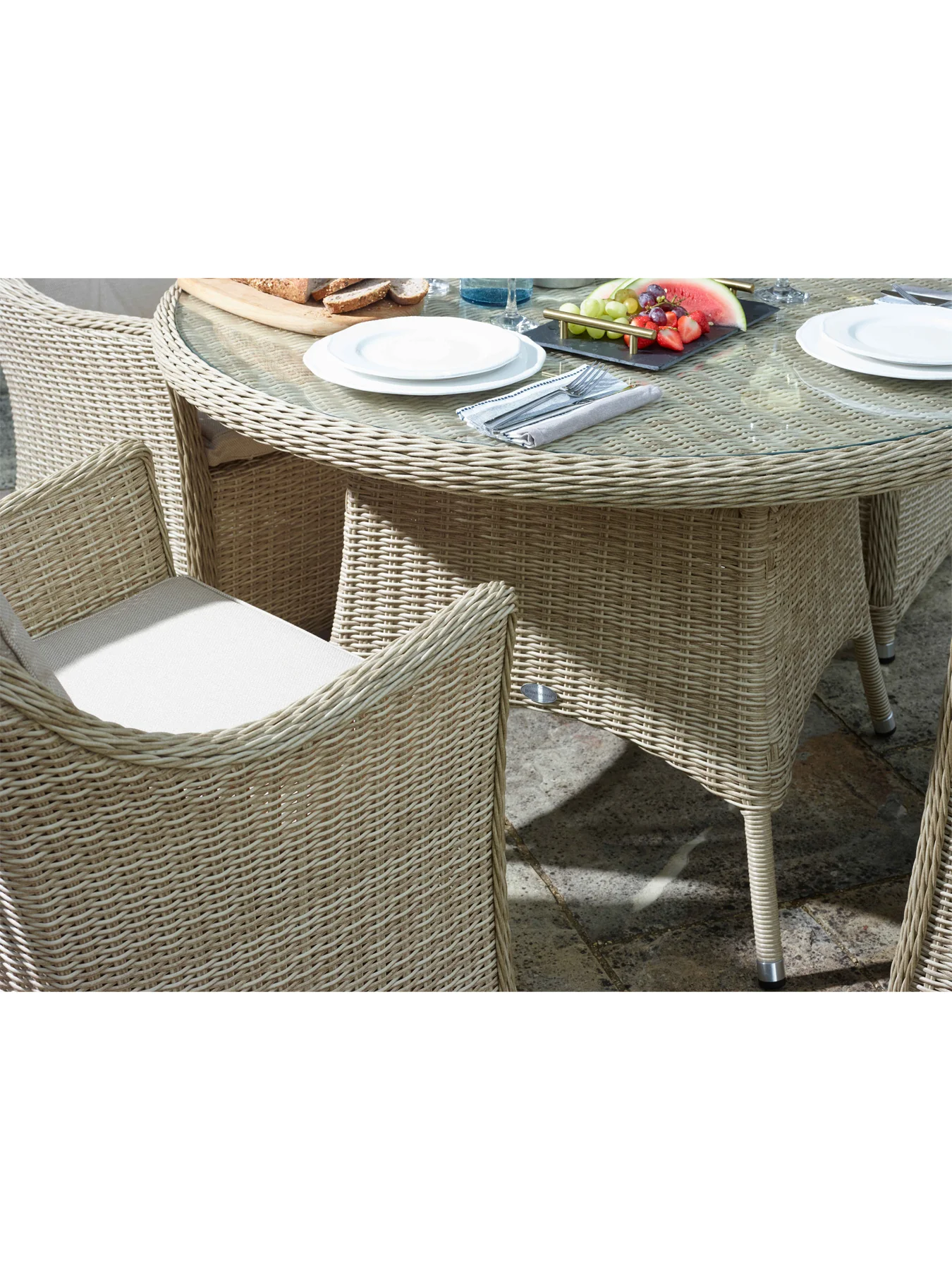 Monterey Rattan 4 Seat Round Dining Set with Parasol & Base - Image 3