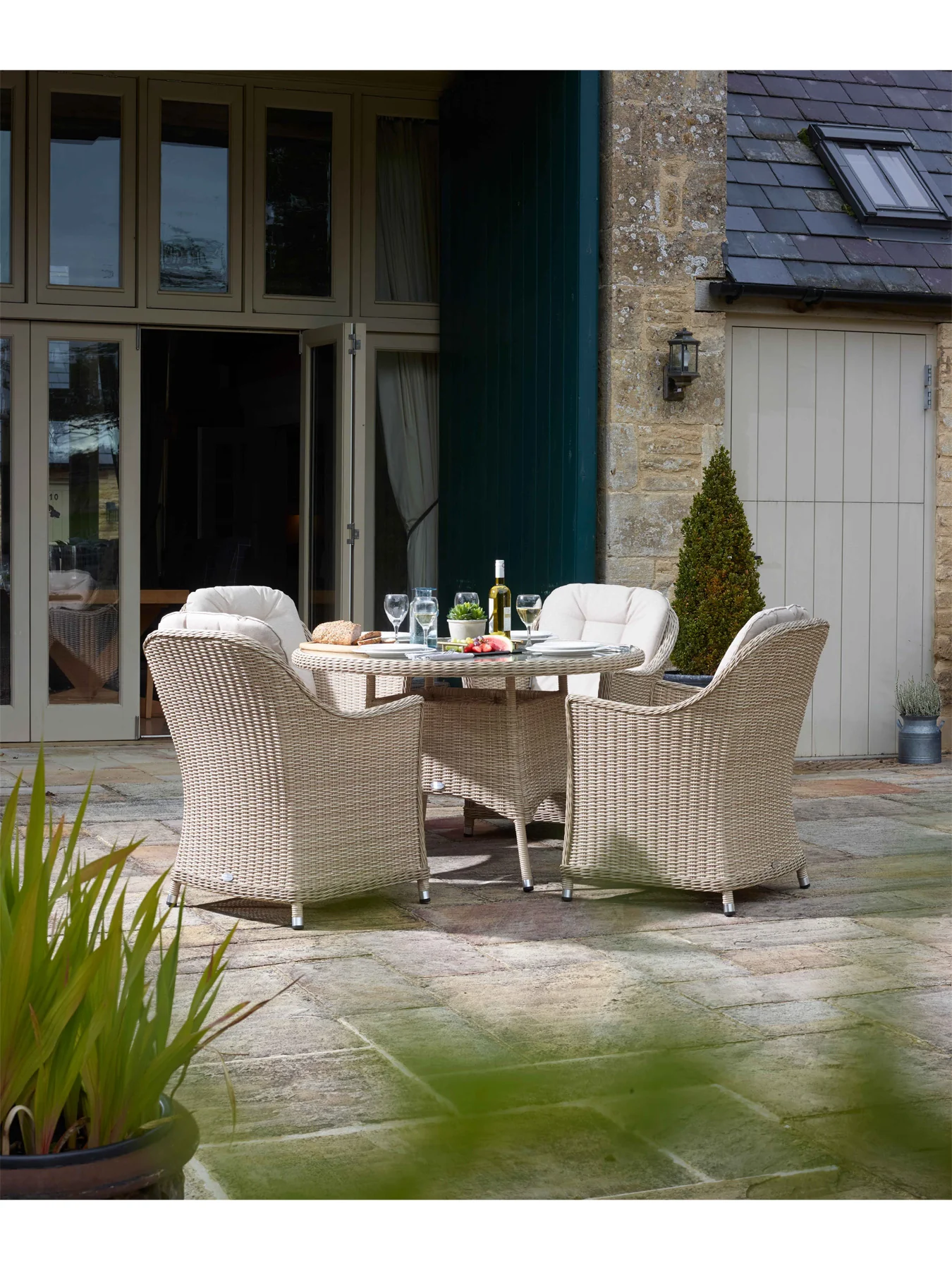 Monterey Rattan 4 Seat Round Dining Set with Parasol & Base - Image 4