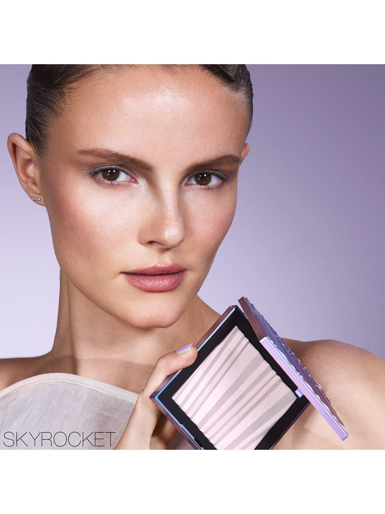 Iris Van Herpen Aura Illuminating Face and Body Powder - Image 2