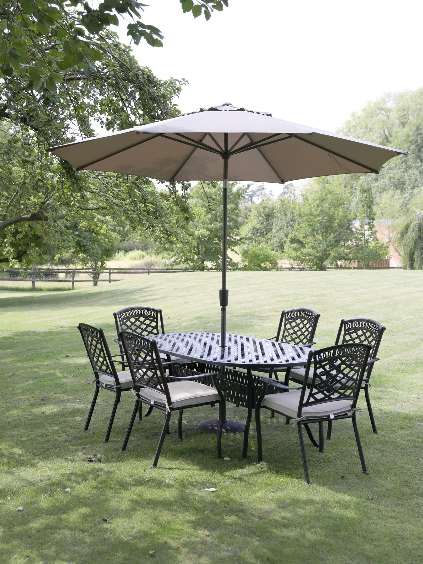 Pescara 6 Seat Oval Table Dining Set with Parasol - Image 3