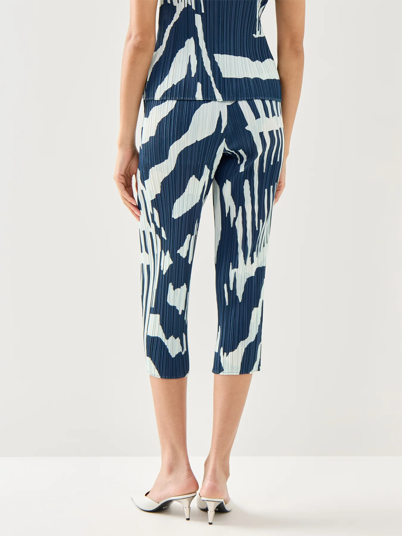 Pleats Refraction Print Slim Leg Pants - Image 5