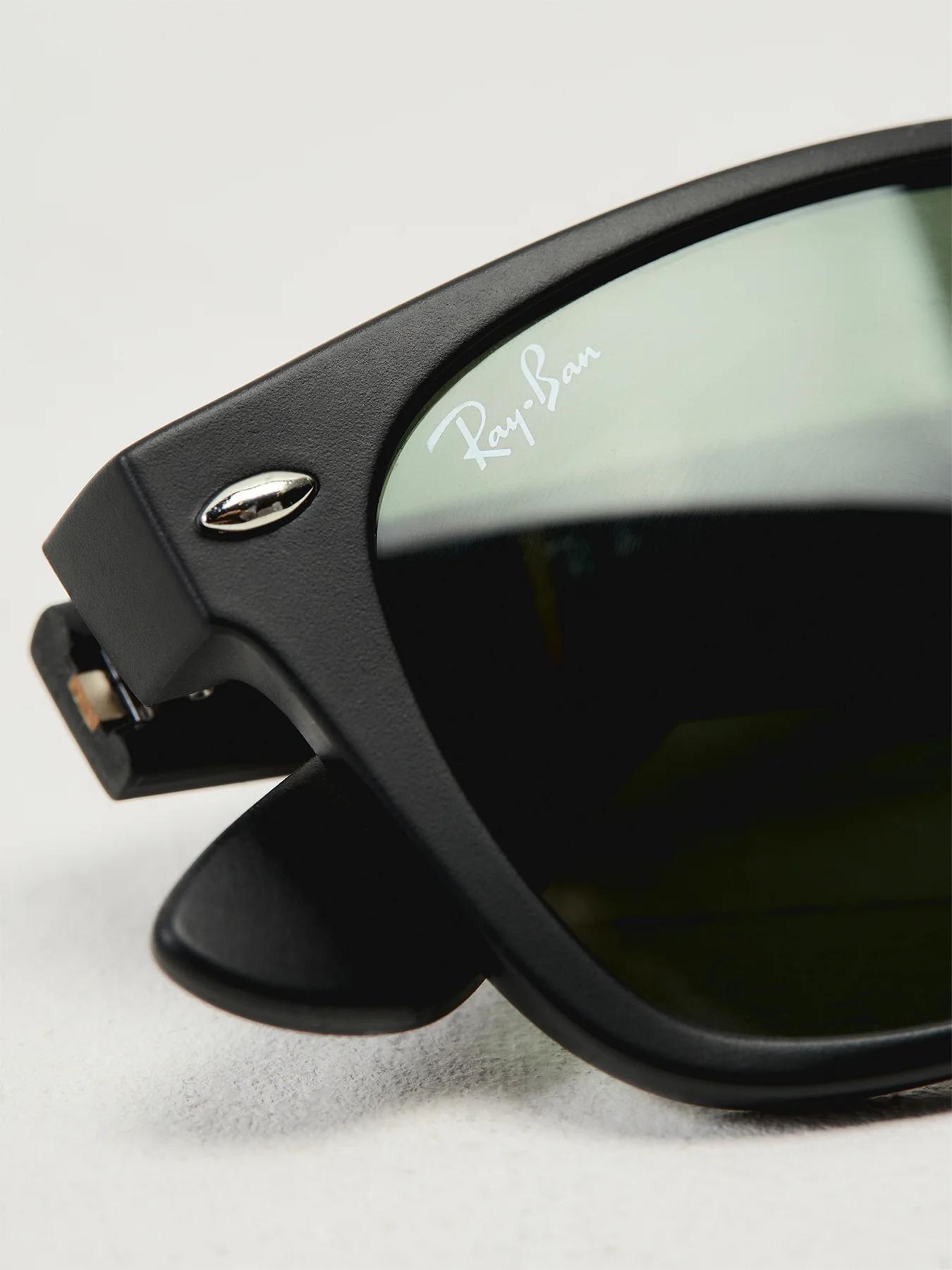 RB2132 New Wayfarer Classic Sunglasses - Image 3