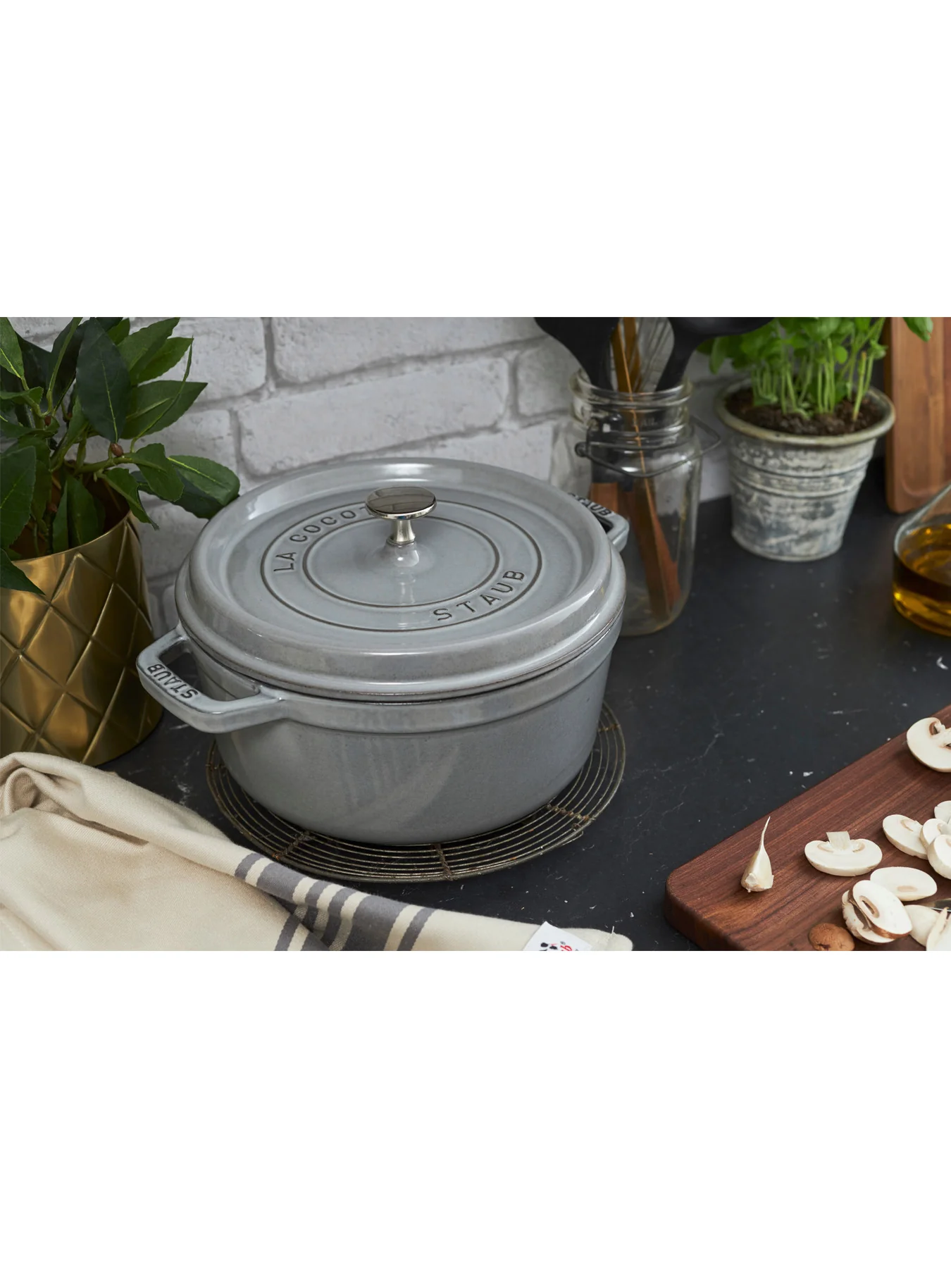 Round Cast Iron Cocotte 24cm - Image 3