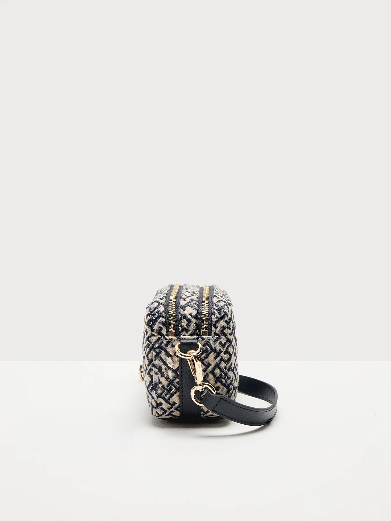 Jacquard Camera Bag - Image 4